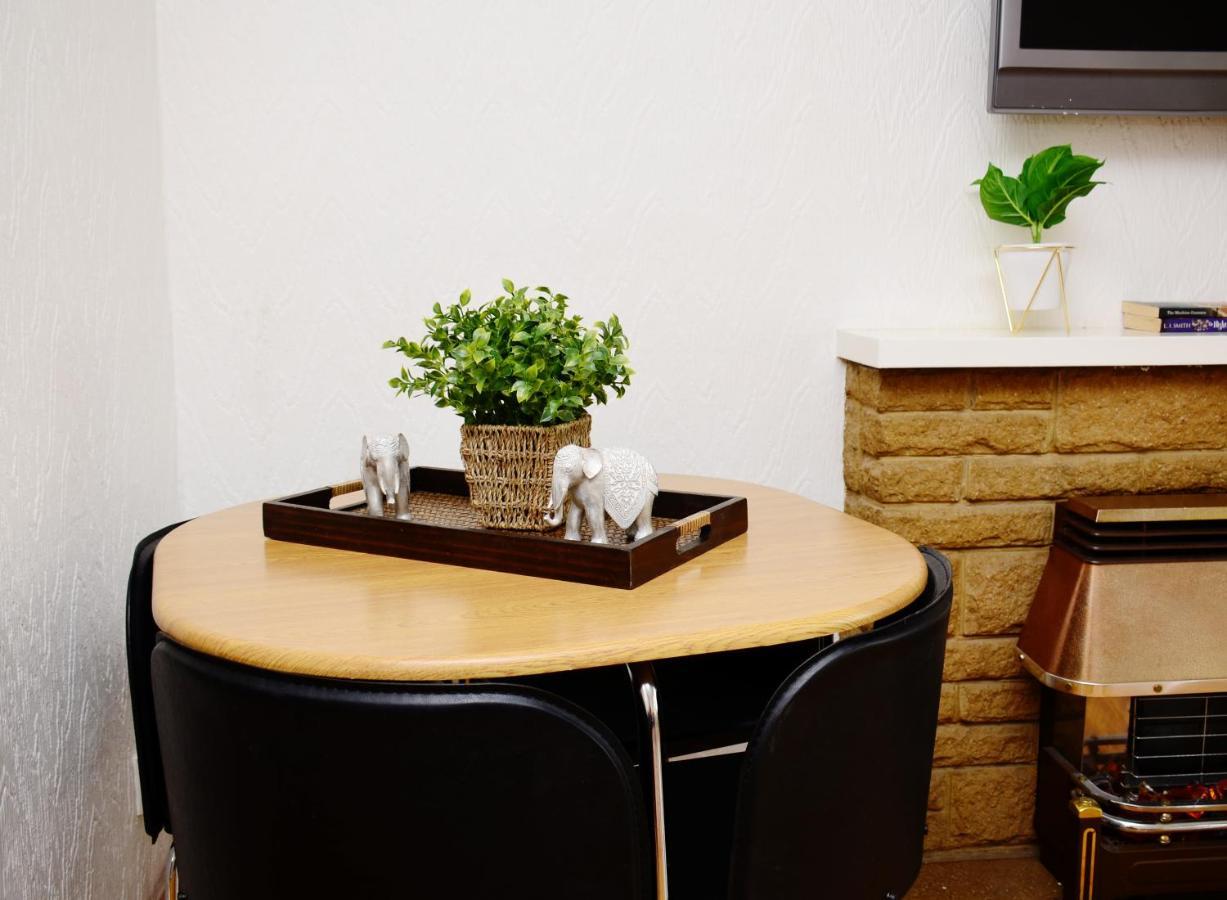 33Sm Dreams Unlimited Serviced Accommodation- Staines - Heathrow Стэнвэлл Экстерьер фото