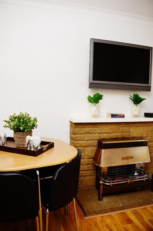 33Sm Dreams Unlimited Serviced Accommodation- Staines - Heathrow Стэнвэлл Экстерьер фото
