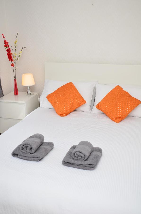 33Sm Dreams Unlimited Serviced Accommodation- Staines - Heathrow Стэнвэлл Экстерьер фото